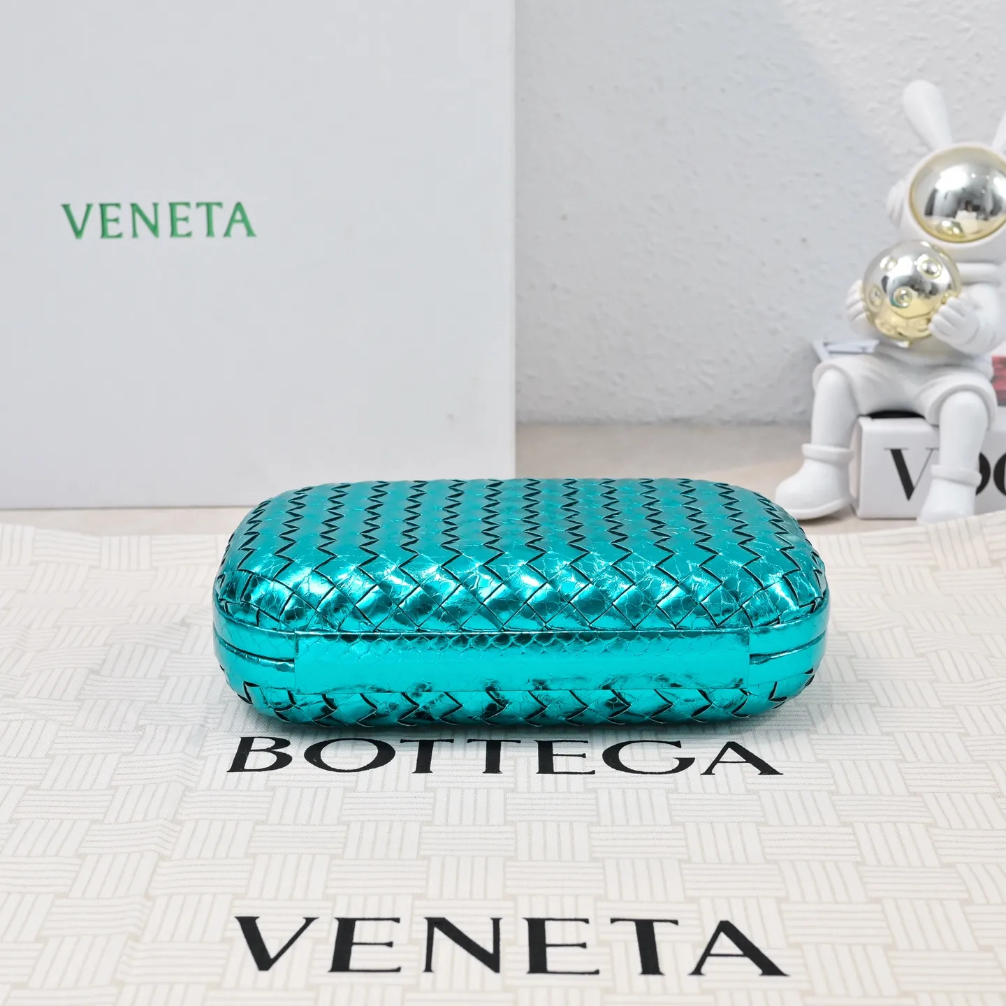 Batch 1860 #BV Knot snakeskin woven evening bag series 🐍 Fashion choice Rare snakeskin bags are full of charm 🌟Using snakeskin pattern woven with knot buckle, the unique texture makes you feel a different kind of refinement and elegance when you touch it 🎀 Its luster is low-key and luxurious, whether it is in the sun or under the light, it can reflect the charming colors 🌈 Holding it in your hand or hanging on your wrist will make you look more elegant and charming✨✨ Model: 717622 Size: 20x12x5.5